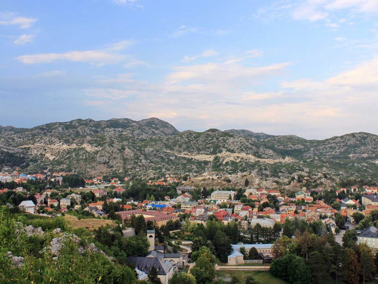 https://social2square.com/wp-content/uploads/2025/01/visitare-cetinje-montenegro-1280x960.jpg